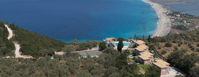 Πανοραμική άποψη του Mira Resort και από την παραλία του Αγίου Ιωάννη στους  Μύλους