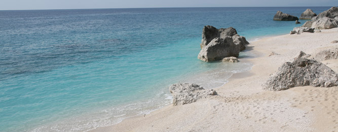 Plage Megali Petra, à Kalamitsi 