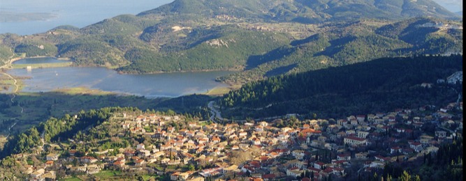 Panorama avec le village de Karya  