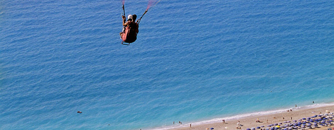 Parapendio alla spiaggia di Kathisma 