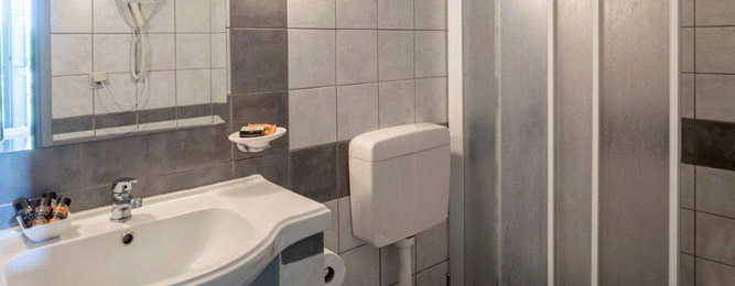 Bagno privato con doccia e soffione a pioggia