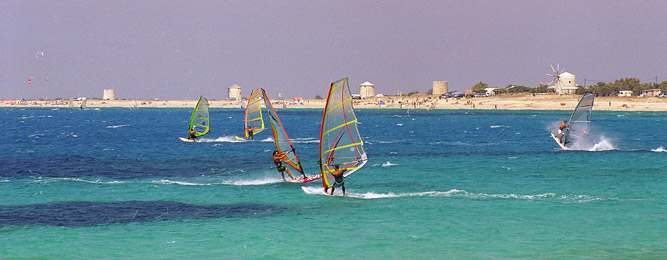 Planches à voile, plage Agios Ioannis 