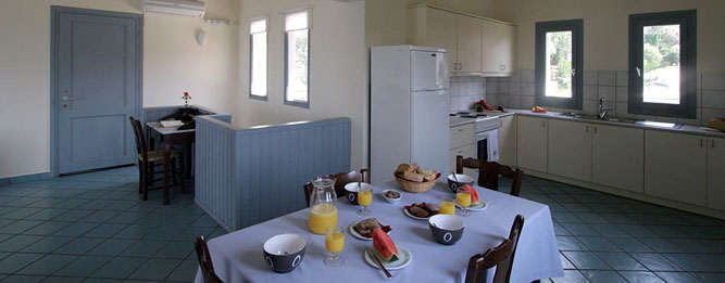 Τραπεζαρία και η κουζίνα στον πάνω όροφο 